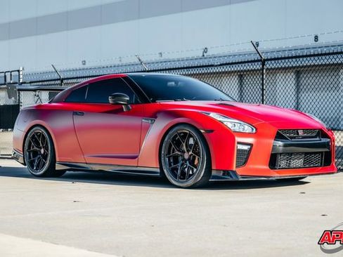 Used 2020 Nissan GT-R Premium w/ Premium Interior Package image 7