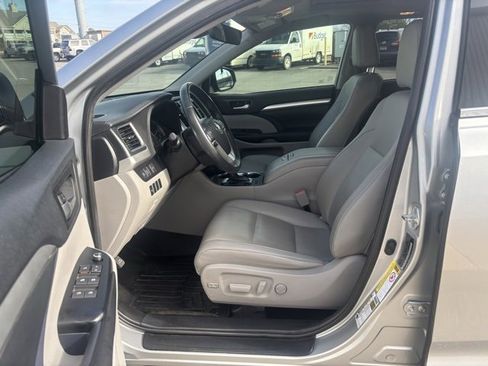 Used 2019 Toyota Highlander XLE image 2