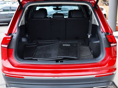 Used 2018 Volkswagen Tiguan SEL w/ 3rd Row Seat Package AWD/4WD image 23