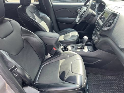 Used 2019 Jeep Cherokee Latitude Plus w/ Comfort/Convenience Group FWD image 4