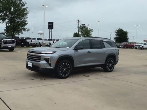 New 2026 Chevrolet Traverse LT w/ Sun and Wheel Package FWD image 4