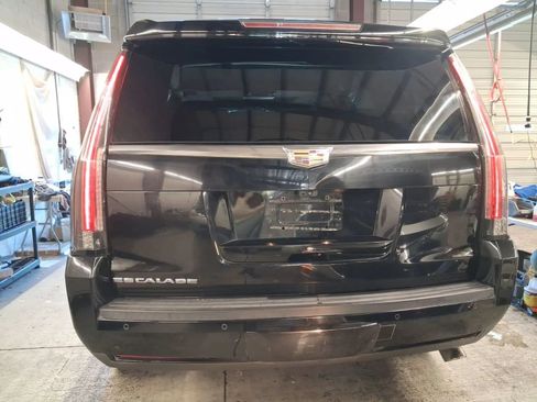 Used 2017 Cadillac Escalade Luxury RWD image 4