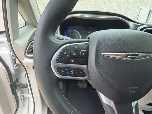 Used 2022 Chrysler Pacifica Touring-L FWD image 32