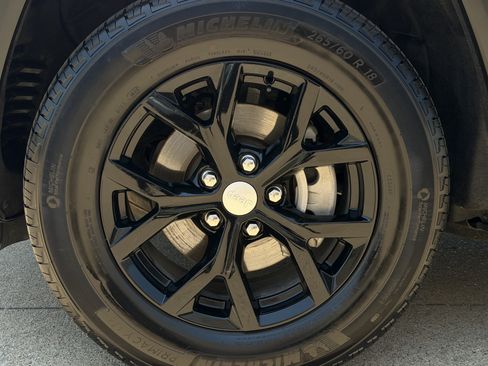 Used 2025 Jeep Grand Cherokee Altitude RWD image 12