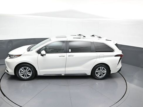 Certified 2025 Toyota Sienna Limited image 43