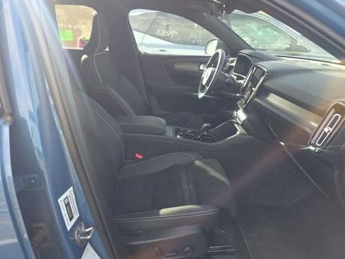 Used 2025 Volvo XC40 B5 Plus image 9