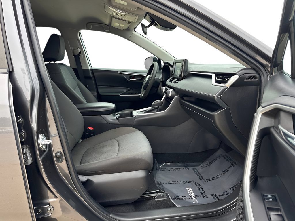 Used 2022 Toyota RAV4 XLE FWD image 25