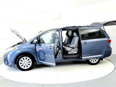 Used 2016 Toyota Sienna XLE Premium w/ Protection Package image 10