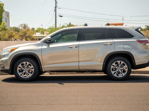 Used 2016 Toyota Highlander Plus FWD image 2