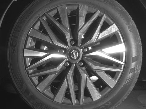 Used 2025 Nissan Altima 2.5 SV FWD image 12