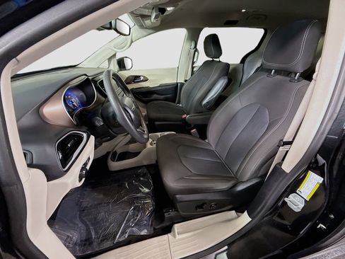Used 2023 Chrysler Voyager LX FWD image 22