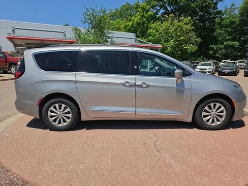Used 2017 Chrysler Pacifica Touring-L FWD image 6