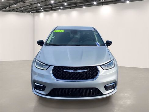 Used 2024 Chrysler Pacifica Touring-L FWD image 2