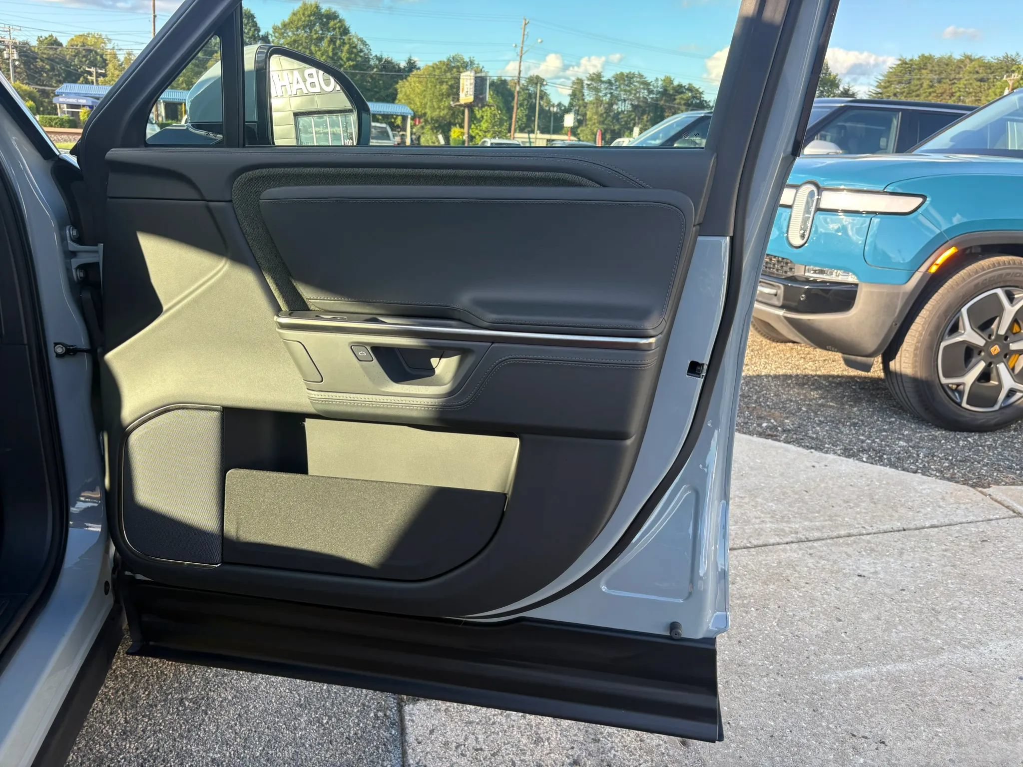 Used 2025 Rivian R1S Adventure Dual AWD/4WD image 18