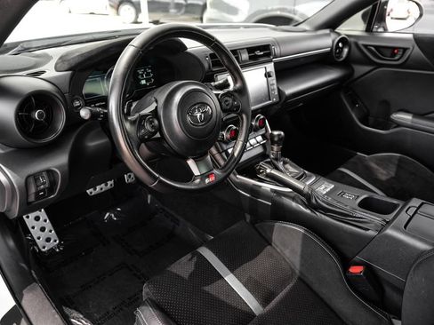Used 2025 Toyota GR86 Premium RWD image 3