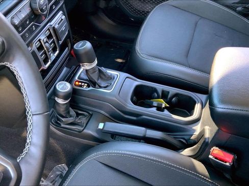 Used 2021 Jeep Gladiator Sport image 13