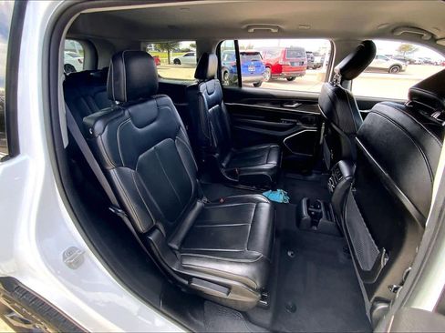 Used 2023 Jeep Grand Cherokee L Limited w/ Black Appearance Package image 18