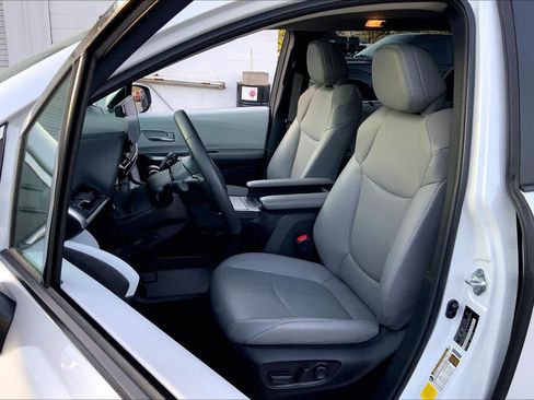 Used 2025 Toyota Sienna XLE image 8