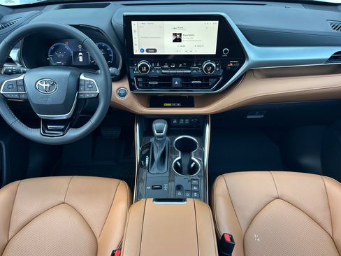 Certified 2026 Toyota Highlander Platinum AWD/4WD image 13