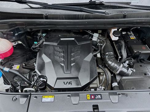 Used 2025 Kia Carnival FWD image 32