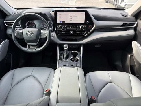 Used 2023 Toyota Highlander FWD image 23