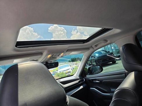Used 2021 Toyota Highlander XLE FWD image 7