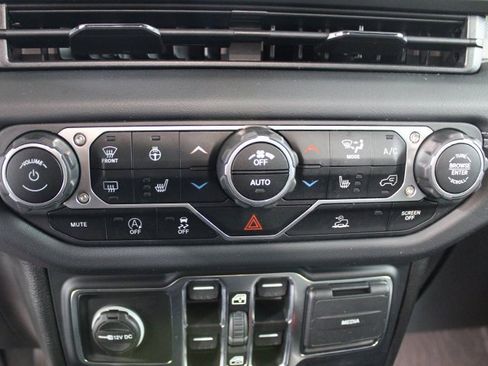 Used 2024 Jeep Wrangler Sahara image 13