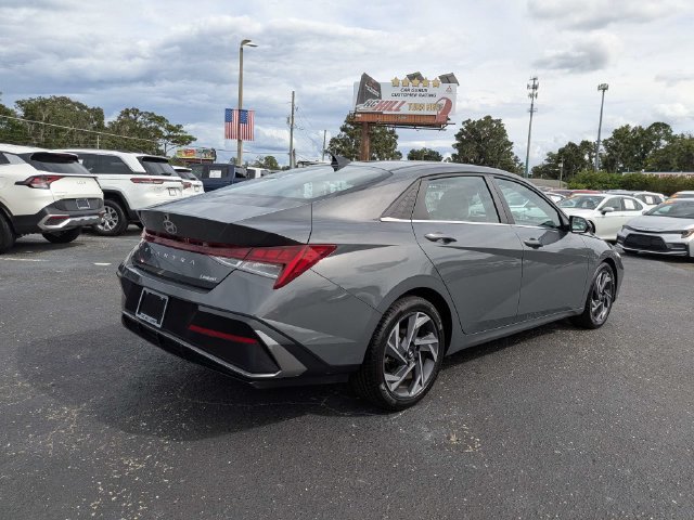 Used 2025 Hyundai Elantra Limited FWD image 3