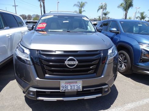 Used 2022 Nissan Pathfinder SL w/ SL Black Package FWD image 6
