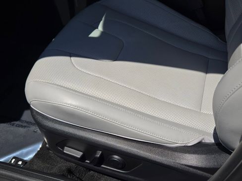 Used 2023 Hyundai Elantra Limited w/ Cargo Package FWD image 21