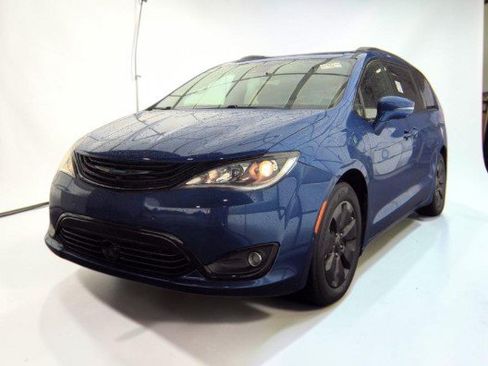 Used 2019 Chrysler Pacifica Limited w/ Advanced Safetytec Group FWD image 4