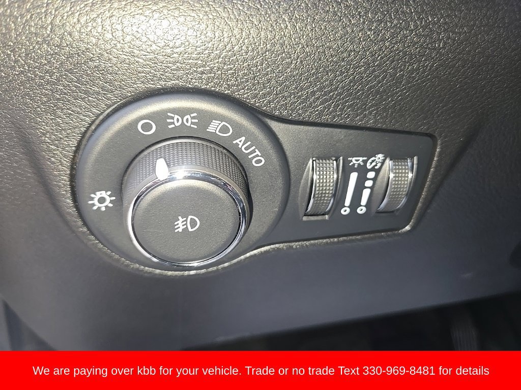 Used 2025 Jeep Compass Latitude w/ Sun & Sound Group AWD/4WD image 12