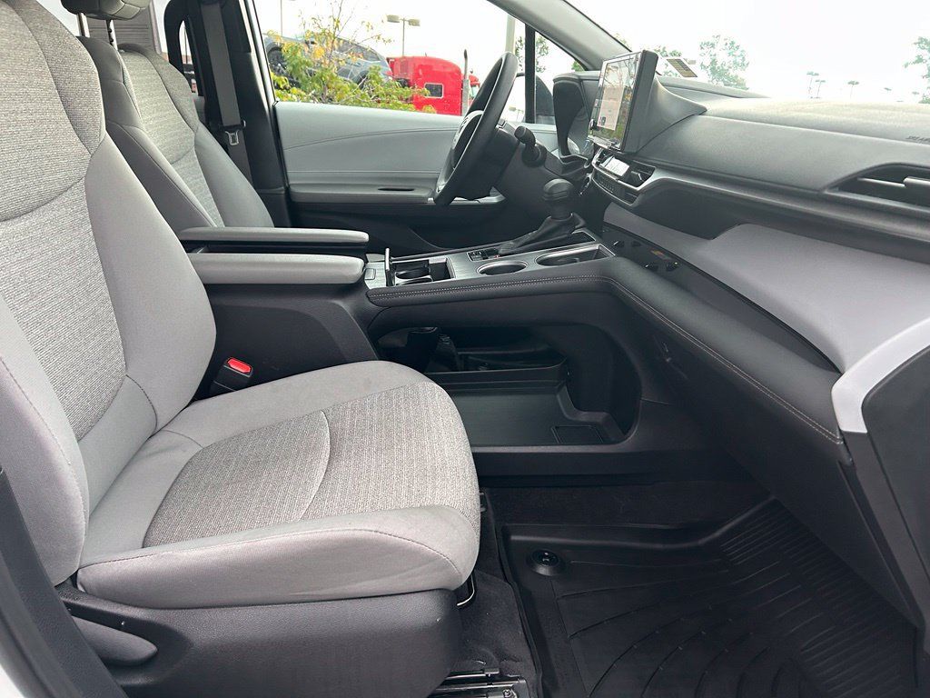 Used 2025 Toyota Sienna LE AWD/4WD image 29