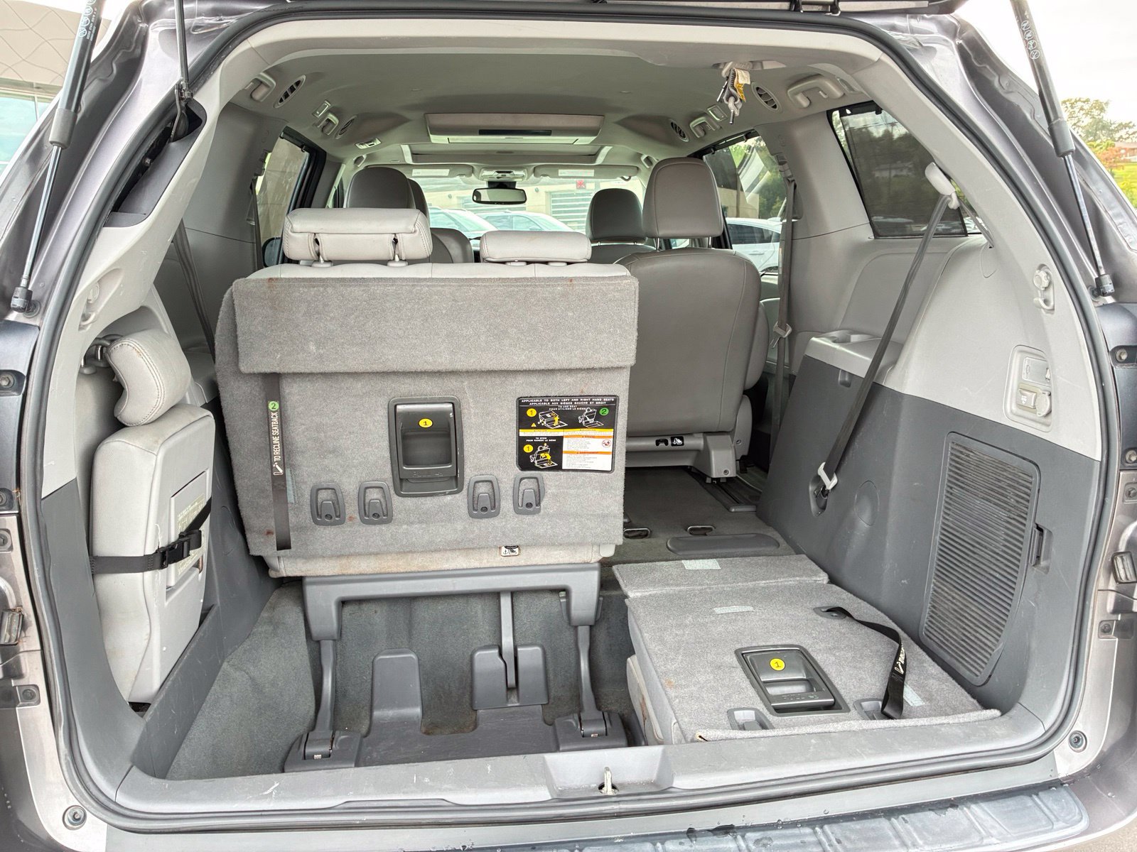 Used 2020 Toyota Sienna XLE Premium FWD image 18