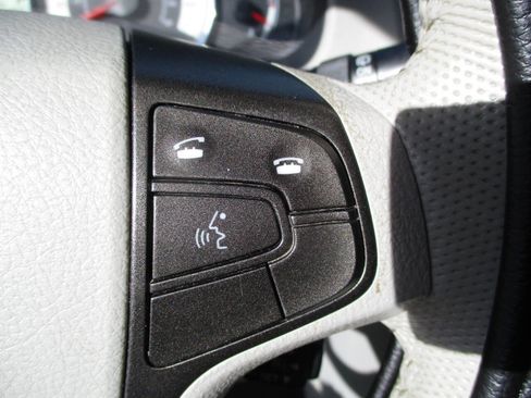 Used 2013 Toyota Sienna SE image 15