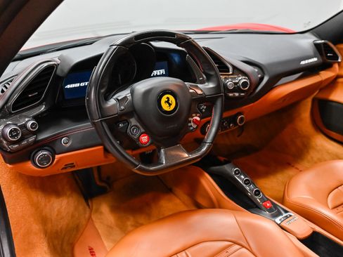 Used 2018 Ferrari 488 GTB RWD image 6