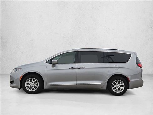 Used 2020 Chrysler Pacifica Touring-L FWD image 9