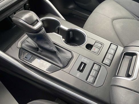 Used 2020 Toyota Highlander LE image 24