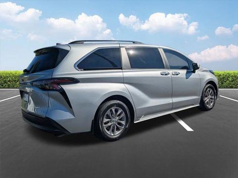 Certified 2025 Toyota Sienna XLE FWD image 5