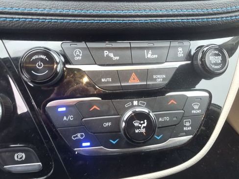 Used 2021 Chrysler Pacifica Touring-L FWD image 18