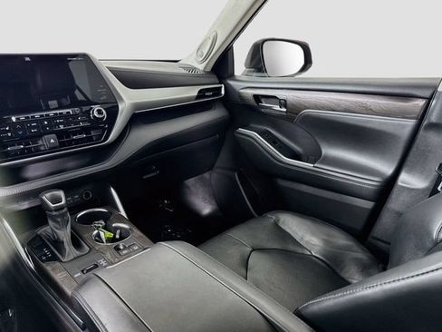 Used 2022 Toyota Highlander Platinum FWD image 24