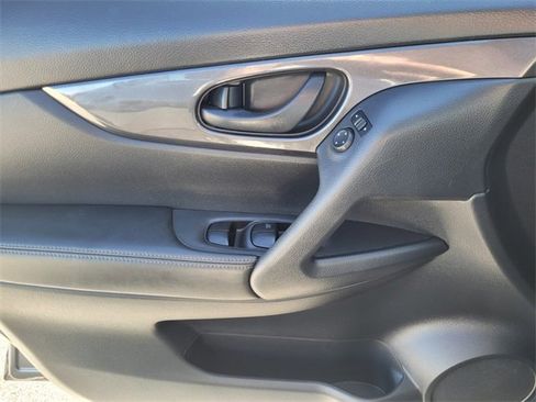 Used 2020 Nissan Rogue S image 22