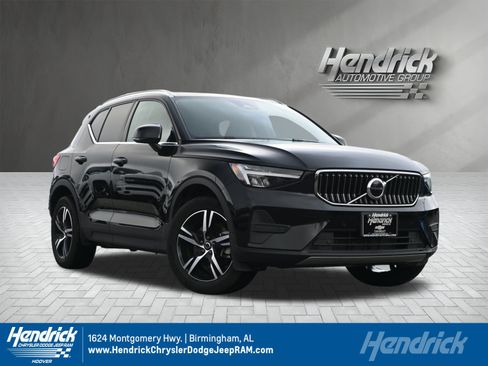 Used 2025 Volvo XC40 B5 Core image 1