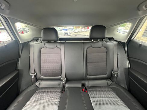 Used 2025 Chevrolet Trax LT FWD image 37