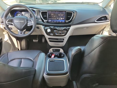 Used 2023 Chrysler Pacifica Touring-L FWD image 14