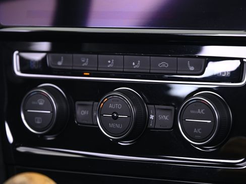 Used 2018 Volkswagen Golf R 4-Door image 33