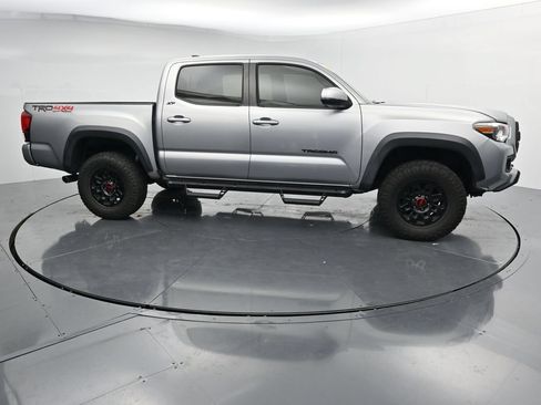 Used 2019 Toyota Tacoma TRD Off-Road AWD/4WD image 9