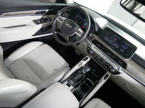 Used 2022 Kia Telluride SX w/ SX Prestige Package image 9