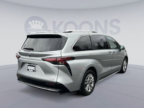 Used 2023 Toyota Sienna Platinum image 7