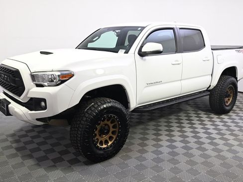 Used 2017 Toyota Tacoma TRD Sport w/ Tow Package (A/T) image 2